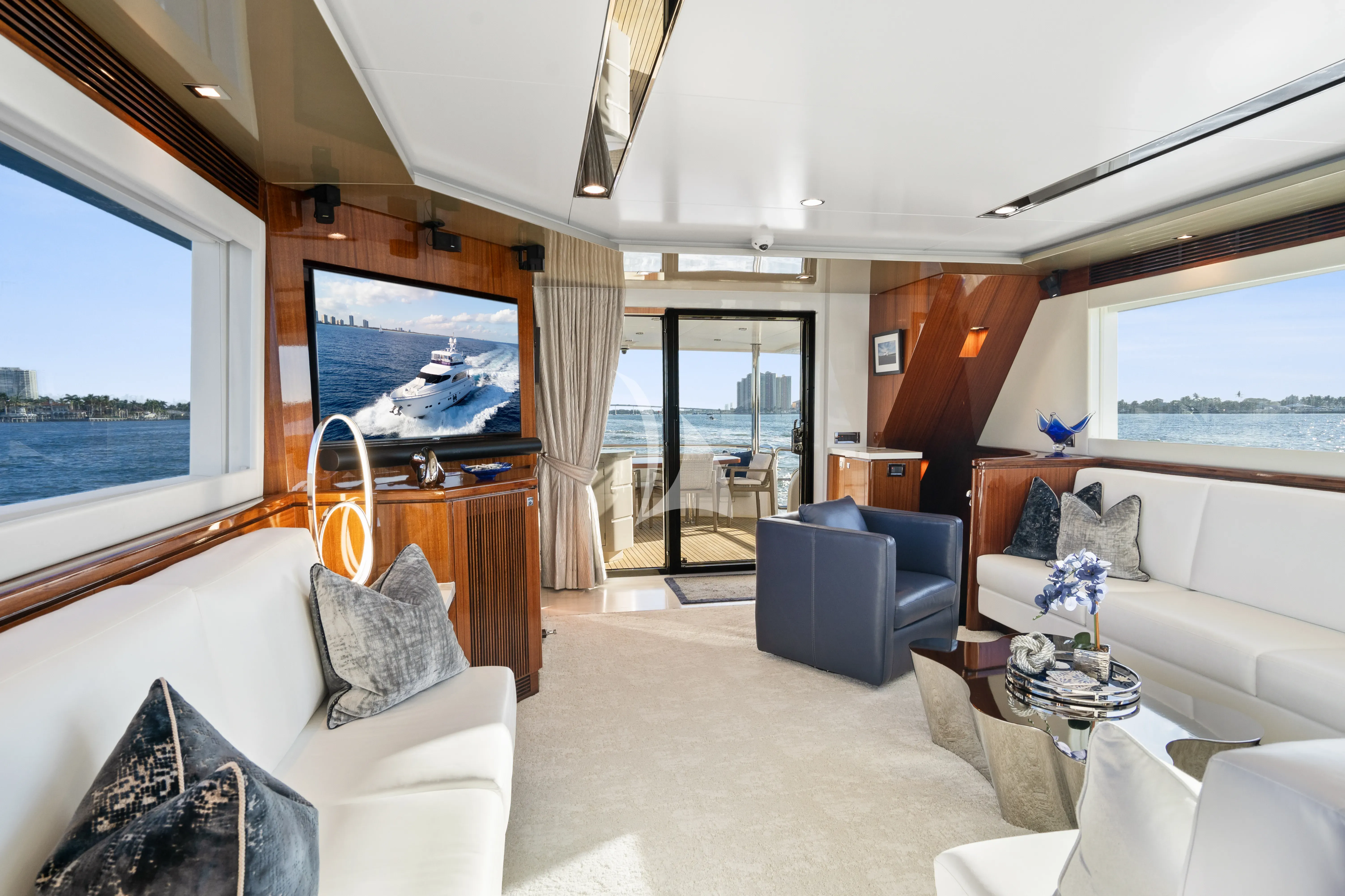 PILOT LOUNGE