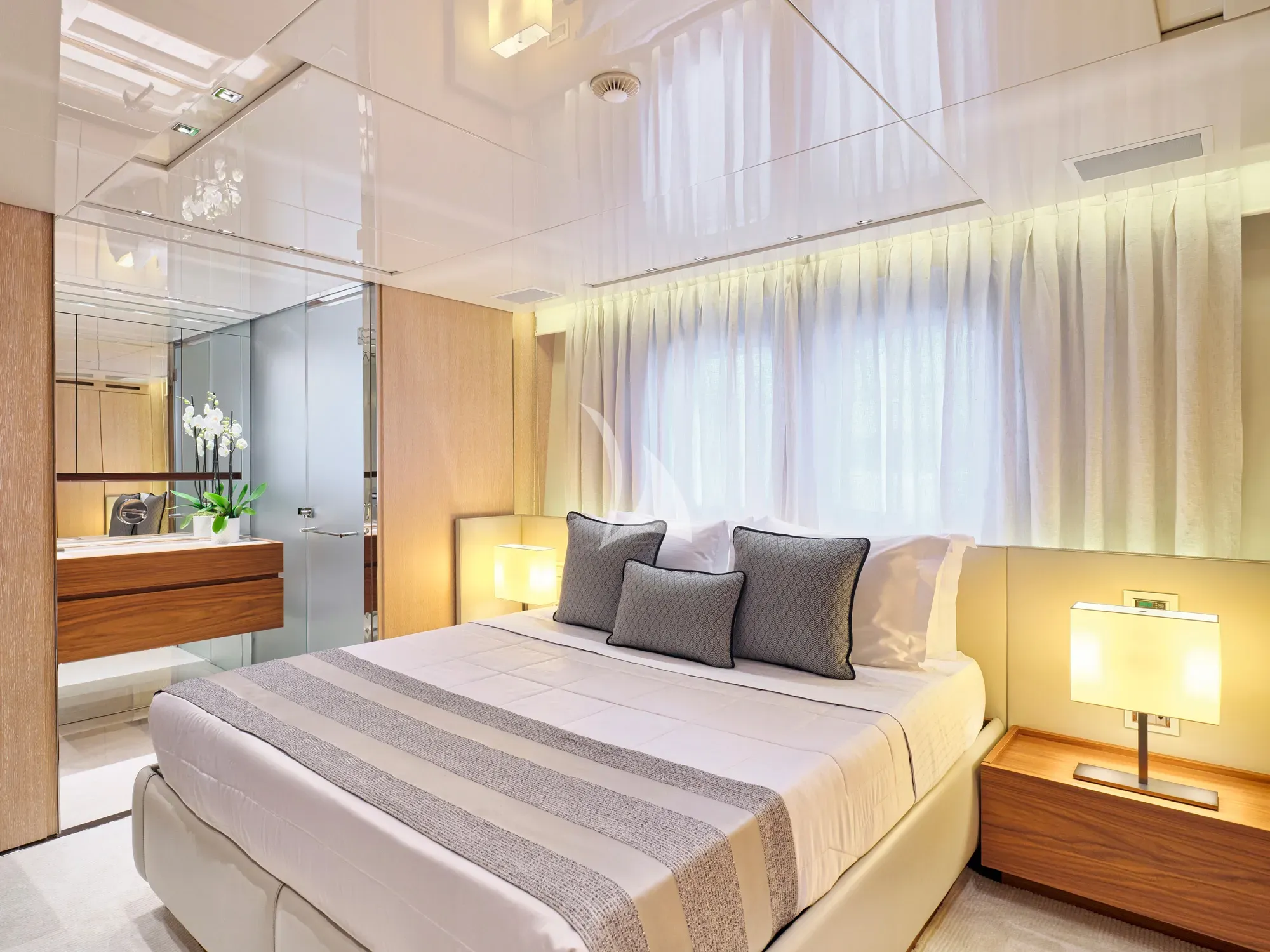 GOLDEN YACHT