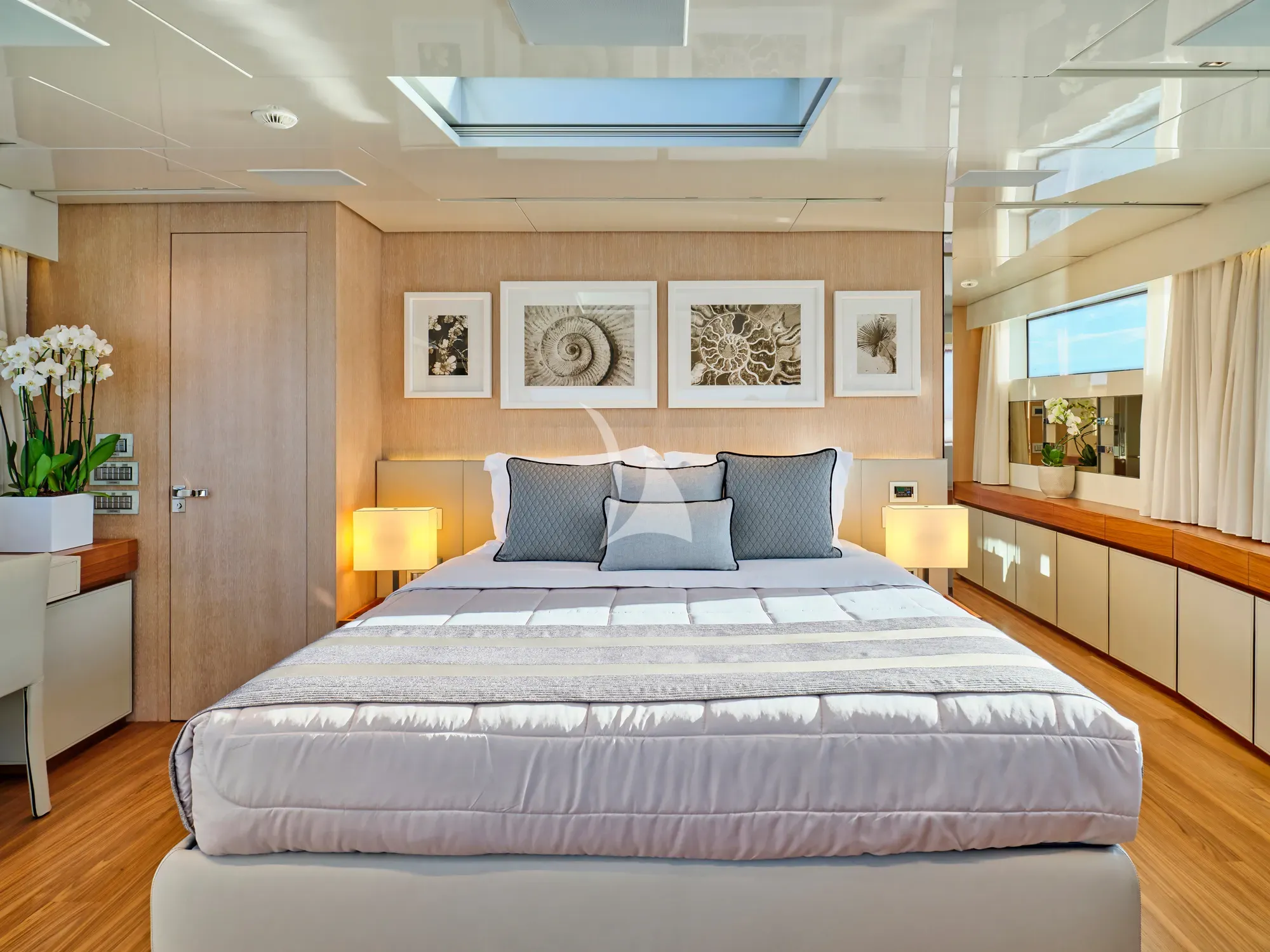 GOLDEN YACHT